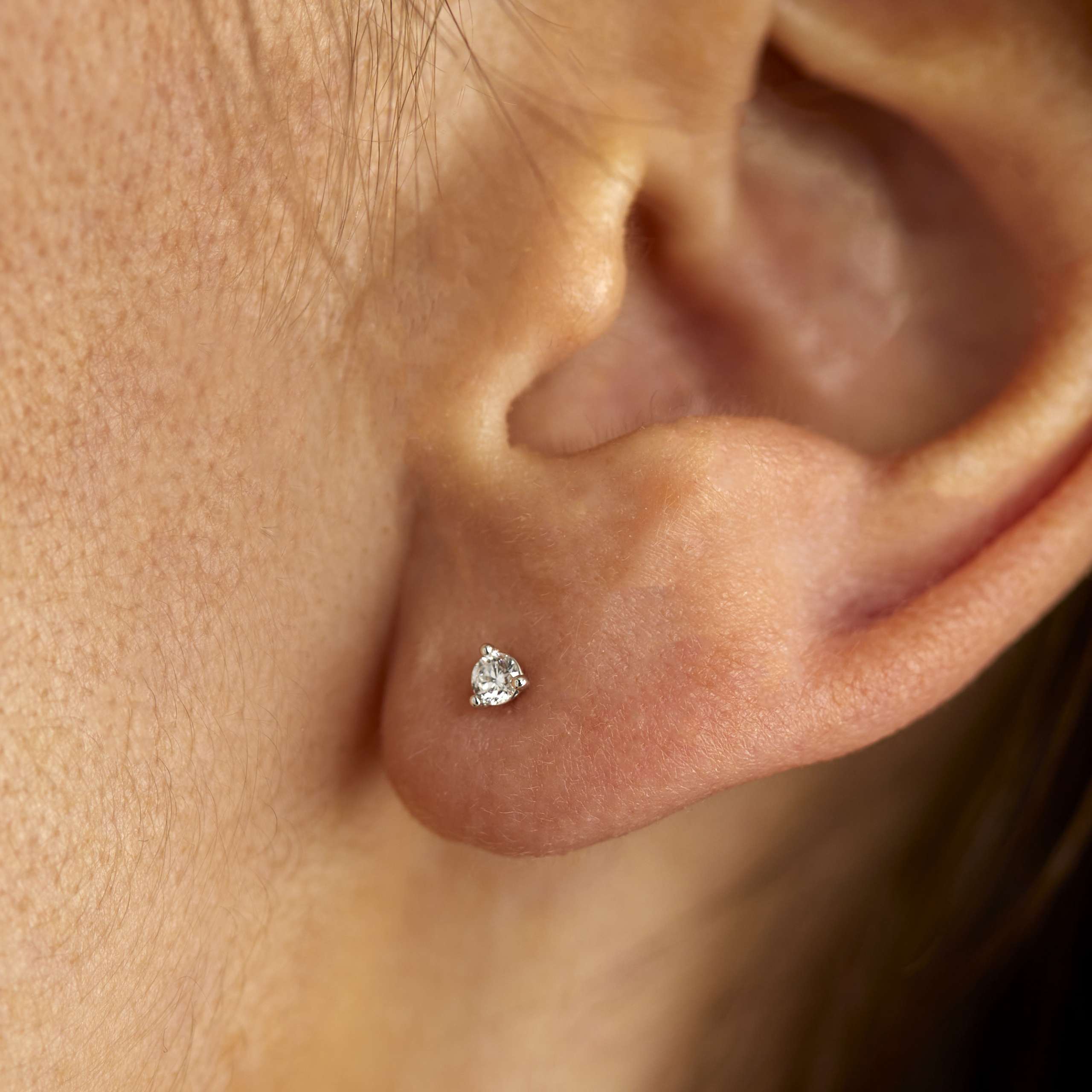 Luna solitaire ørestikker i 14 kt hvidguld og 0.10 ct. diamanter 4 Luna solitaire ørestikker i 14 kt hvidguld og 0.10 ct. diamanter - Billede 4