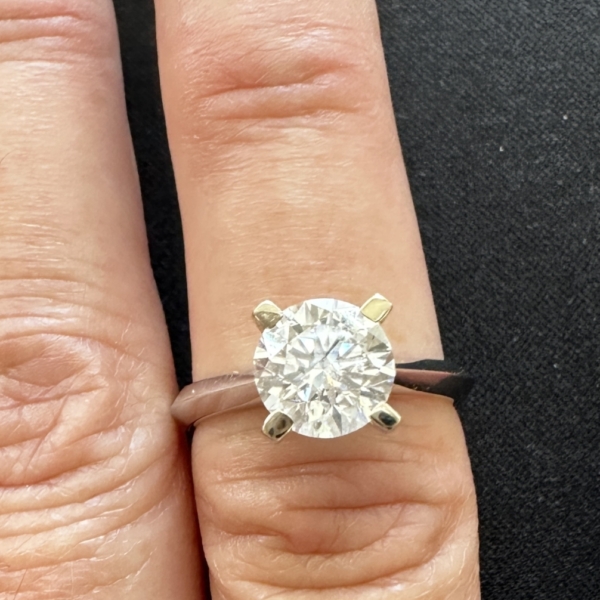 Solitairering med 2.0 ct brillant