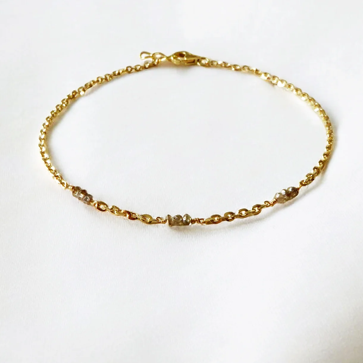 Armbånd i 14 kt. guld og 3 x 3 facetterede diamanter Armbånd i 14 kt. guld og 3 x 3 facetterede diamanter